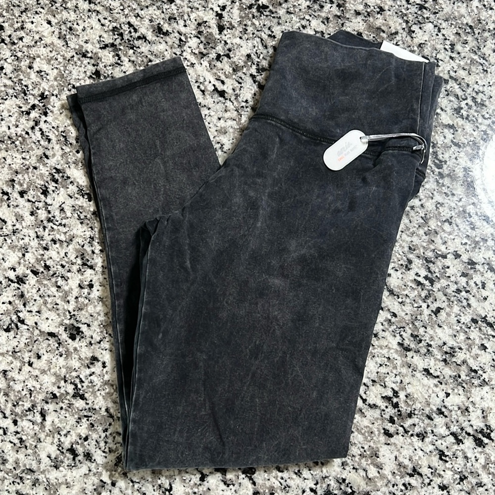NWT Aerie leggings in size Large